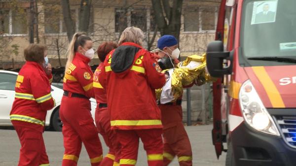 Tatăl care şi-a înjunghiat fiicele gemene, la Roman, a fost reţinut. Bărbatul urmează fie supus unui control psihiatric