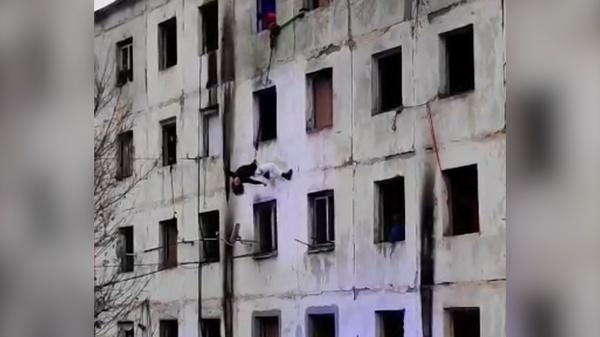 Un tânăr din Reşiţa le-a oferit vecinilor un spectacol inedit de la înălţime. Oamenii l-au comparat cu Spiderman