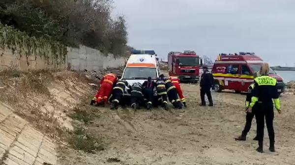 Femeie salvată de la înec, după o tentativă de suicid. Ambulanţa s-a împotmolit în nisip pe plaja din Eforie Nord