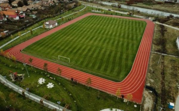 Pistă de atletism unicat, în Blaj. A costat 120.000 de euro, dar nu poate fi omologată pentru că este ... dreptunghiulară