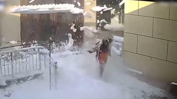 La un pas să fie îngropată în zăpadă, în faţa propriei case. Păţania unei femei din China