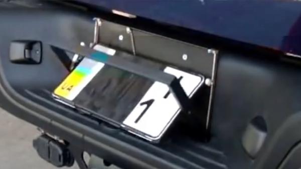 Dispozitive inspirate de la Hollywood pe maşinile traficanţilor de ţigări. Numerele de înmatriculare se schimbă în mers