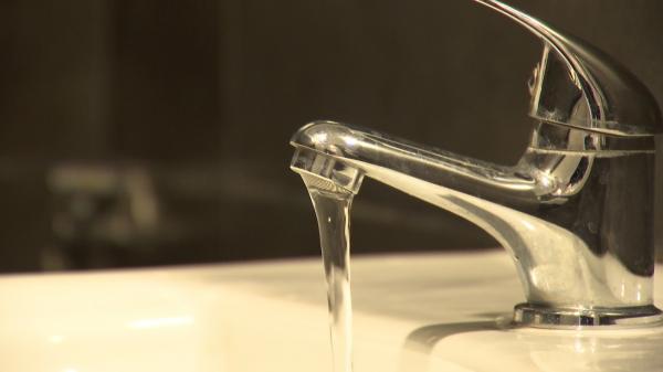 Se scumpeşte apa de la robinet. Pentru a scăpa de cheltuieli, oamenii spun că se vor întoarce la fântâni