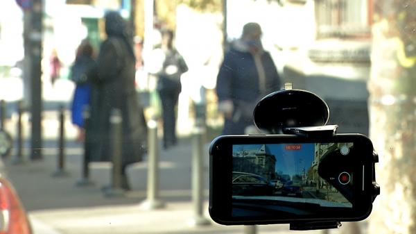 Camerele de bord ar putea deveni cei mai buni martori din trafic. Unii şoferi nu sunt prea încântaţi: "La ce trafic avem noi, nu ai cum să respecți toate regulile"