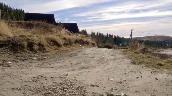 O staţiune de vis, dar fără drumuri practicabile: "Distrugi maşina, o faci praf. Ăştia sunt bani aruncaţi"