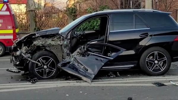 Accident în lanţ la intrarea în Cluj-Napoca, provocat de o şoferiţă de 19 ani: Şase maşini implicate, o persoană rănită. Un autoturism de lux a rămas fără portieră