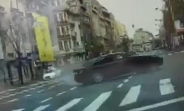 Momentul în care şoferul de BMW se izbeşte cu putere de un stâlp din centrul Capitalei, filmat de o cameră de bord