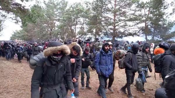 Butoiul cu pulbere de la granița de est a UE riscă să explodeze. Polonia se teme de o invazie, după ce sute de migranți au asaltat frontiera