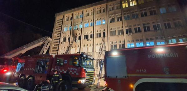 Incendiul de la Piatra Neamţ: Un an de la tragedie, niciun vinovat. Treptele spitalului au fost acoperite cu flori şi lumânări
