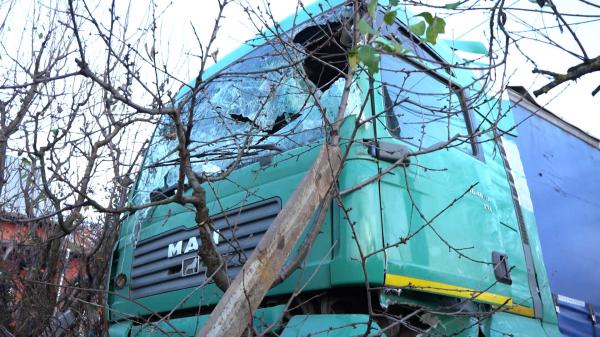 Accident frontal violent între un TIR şi un camion, în Dâmboviţa. Impactul a fost devastator: "Pur şi simplu, m-am trezit cu el peste mine"