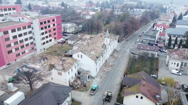 Oficialii din Suceava au emis hârtia ce putea opri demolarea fostului spital din Fălticeni abia după ce clădirea a ajuns un morman de cărămizi