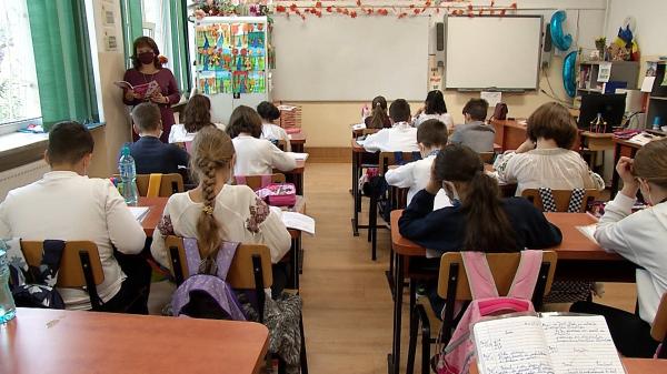 După 3 semestre online, doar 30% dintre elevii ieșeni reușesc să ia note de trecere la matematică. Soluțiile propuse