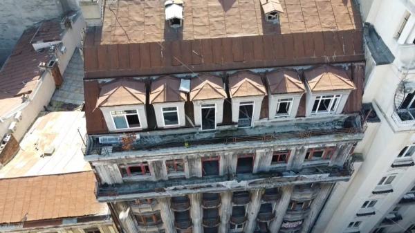 Bucureştenii mutaţi de Primărie din apartamentele de lux, pentru consolidare, uitaţi de zece ani în locuinţe sociale: "Ne-au umplut gândacii aici"