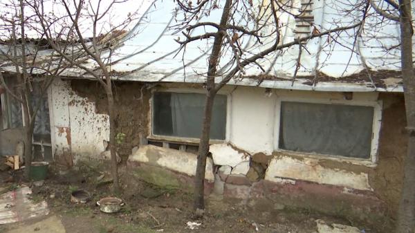 Bebeluș ucis de mamă şi bunică, în Galați. Femeile au povestit în detaliu cum l-au lăsat pe micuț să moară de frig, în grădina unui vecin