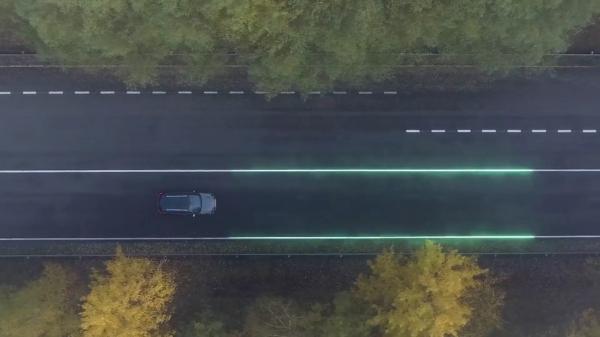 Cum a păcălit sistemul de navigație șoferul inconștient care a blocat volanul unui Peugeot cu o sticlă de apă. Explicațiile experților auto