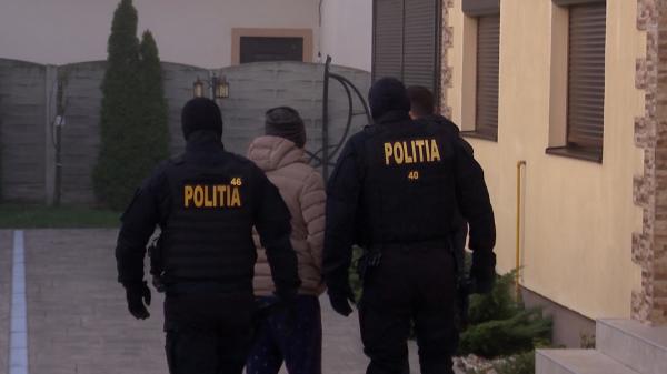 O grupare de cămătari, desființată de DIICOT, în Mureș. Își terorizau victimele pe internet