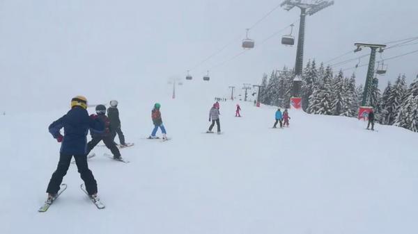 Pârtiile de schi ar putea fi gata pentru turişti înainte de 1 Decembrie. La Straja, pregătirile sunt în toi