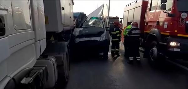 Tată și fiu au strivit un șofer cu duba între TIR-urile lor, la Teleorman. Pasagerul din dubă a murit în accident