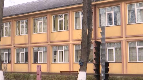 O elevă de 6 ani din Tecuci a sărit pe geam, de la etajul 1, după ce învățătoarea a încuiat-o în clasă din greșeală. Reacția școlii