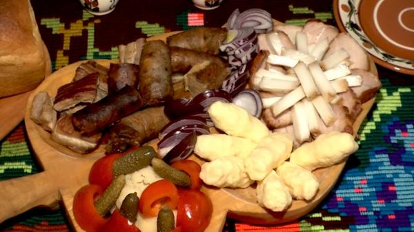 Masa de Crăciun goleşte buzunarele românilor. Carnea de porc, sarmalele şi cozonacul se scumpesc şi cu 25%