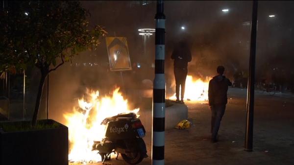 Proteste violente la Rotterdam, faţă de noile restricţii anti-Covid. Pompieri bătuți și mașini incendiate în centrul oraşului