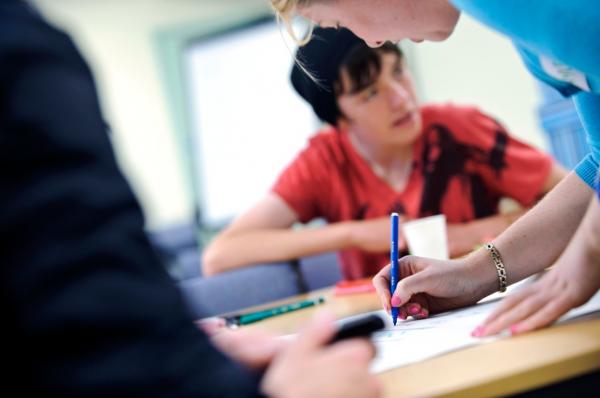 Banii din meditații, în atenția inspectorilor ANAF. Dascălii trebuie să aiba casă de marcat și să emită bon fiscal elevilor