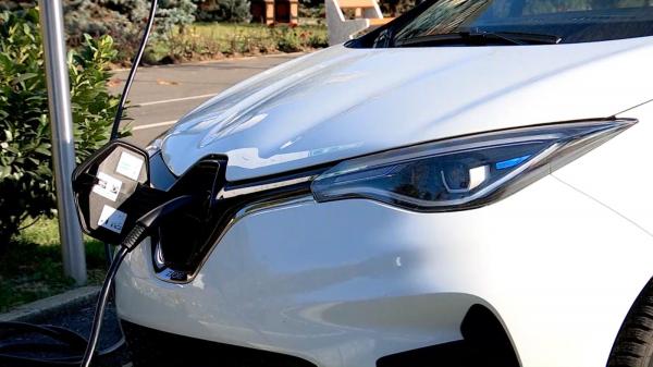 Marele regret al proprietarilor de maşini electrice: circulă "ecologic" pe distanţe scurte, fără staţii de alimentare suficiente. Soluţia ar putea veni de la primării