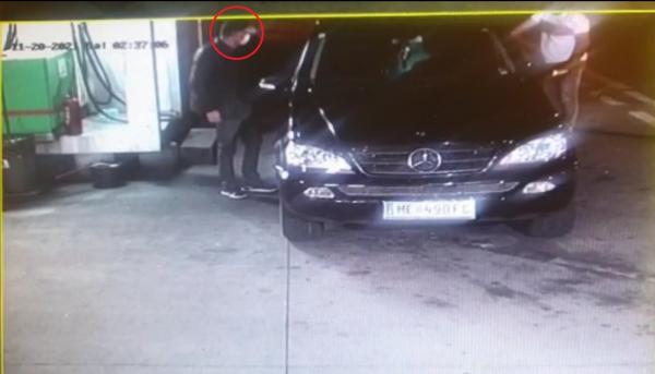 Curaj de "borfaş". La doi pași de hoţ, șoferul unui Mercedes a fost furat de 1.600 € în benzinărie, în timp ce îşi alimenta maşina (VIDEO)