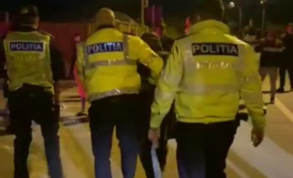 Un şofer fără permis, urmărit de poliţişti, s-a oprit cu maşina în gard. Cum a încercat să scape craioveanul