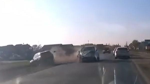 Accident grav, filmat cu o cameră de bord. O mamă și fiul ei, spulberați de o mașină intrată pe contrasens, pe drumul dintre Timişoara şi Săcalaz