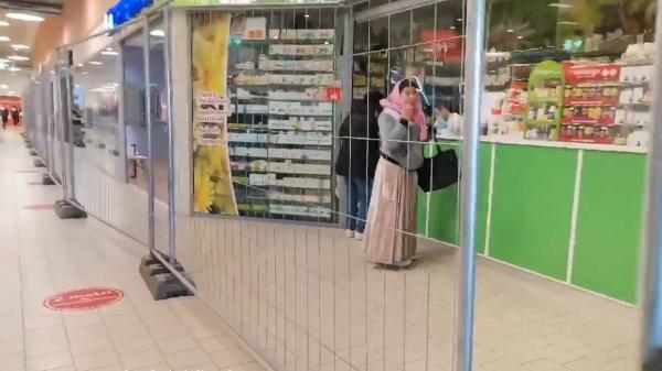 Clienţii, nedumeriţi de gardurile care despart vaccinaţii de nevaccinaţi în unele magazine. "Cât nu îţi cere certificatul, nu le văd rostul"