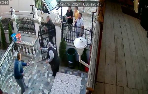 Noi imagini de la bătaia cu bâte şi topoare între clanuri, la Sângeru. Bătăușii ar fi blocat drumul ambulanței, ca să nu ajungă la răniți