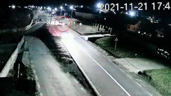 Imagini dramatice cu momentul în care un pieton este spulberat de un BMW în Iaşi. Şoferul a fugit de la locul accidentului