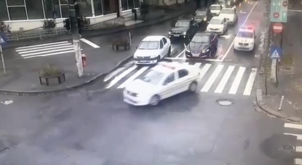 Focuri de armă pe străzile din Galaţi. Poliţiştii au încercat să oprească doi fugari. Bărbaţii au intrat cu maşina în zidul unei case