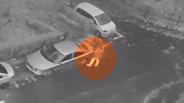 Mai mulţi bucureşteni din sectorul 2 s-au trezit cu maşinile vandalizate peste noapte: "A venit la maşina mea, un picior. A venit şi la vecina"