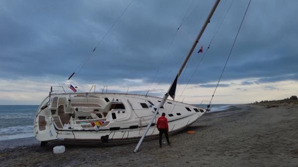 Migranţii ajung în Italia în bărci cu pânze. "Navele fantomă" se strecoară în Europa, apoi sunt părăsite pe plajă