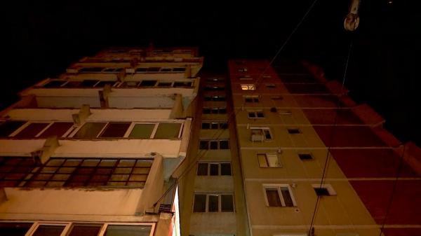 Fata care s-a aruncat după o ceartă cu iubita ei, în stare critică. De la ce a pornit scandalul între cele două