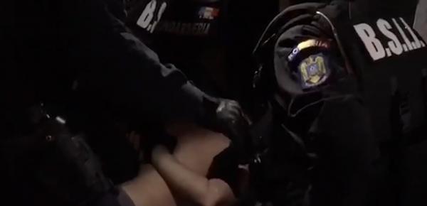 Un suspect de trafic de persoane strigă „Băi, chem poliția!”, în timp ce este imobilizat de mascați