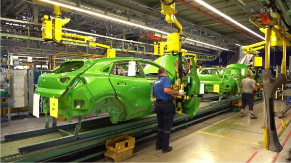 Maşini mai puţine şi mai scumpe. Românii aşteaptă acum un automobil ca pe vremea comunismului