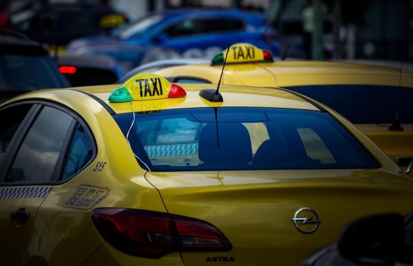 Oraşul care s-ar putea goli de taxiuri din noaptea de Revelion. O nouă condiţie pentru maşini, de la 1 ianuarie