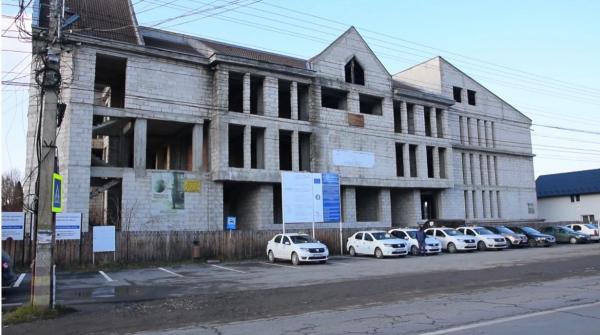 Opt milioane de lei investiţi şi aproape 16 milioane pentru finalizarea lucrărilor: clădirea din Întorsura Buzăului stă în paragină de 30 de ani