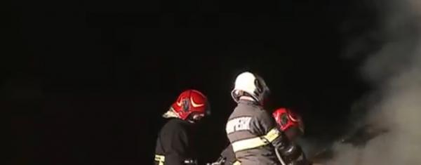 Incendiu de proporţii în Mureş. O casă de vacanţă s-a făcut scrum: flăcările, vizibile de la 5 km distanţă