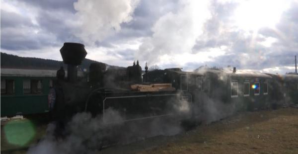 Ofertă de nerefuzat pentru turiştii care aleg Bucovina în mini-vacanţa de 1 decembrie: o masă câmpenească, după o plimbare cu mocăniţa