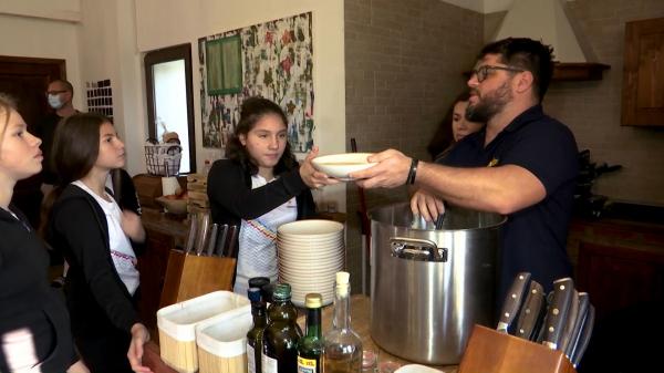 Daniel Zodian, profesorul care și-a transformat casa în orfelinat. Le oferă copiilor nevoiași un acoperiş, o familie şi şansa să devină campioni