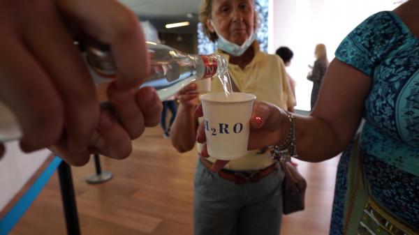 Expo Dubai: România a adus apa minerală în mijlocul deșertului, cu un aqua bar și un somelier de apă. Conceptul H2RO a cucerit vizitatorii