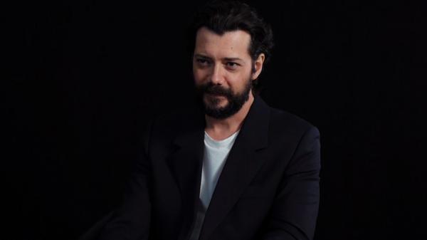 Interviu exclusiv cu Álvaro Morte din La Casa de Papel. El Profesor: "Am plâns foarte mult în ultima zi de filmări"