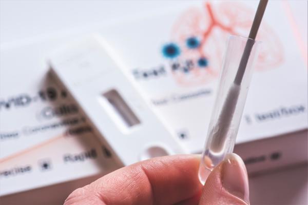 Super-tulpina Omicron ar putea aduce un val 5 fără predecent. Infectarea are loc în mai puțin de un minut. ”Va fi diferenţa dintre un tsunami şi un trăsnet”