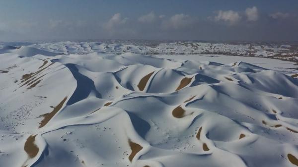 Ninsoare în deşert. Dunele de nisip au fost acoperite de zăpadă, în China