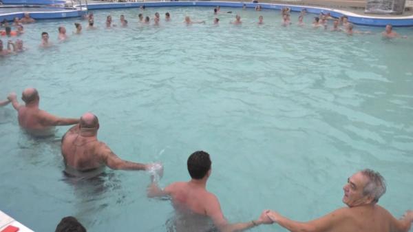 La Băile Felix, oamenii s-au prins în horă chiar în bazinul cu apă termală. Relaxare de 1 Decembrie şi la malul mării