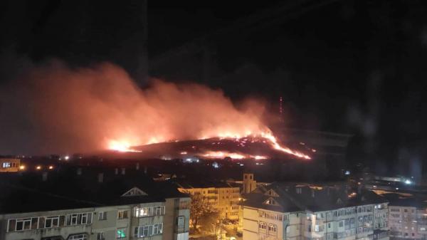 "Toată pârtia! Toată pârtia a luat foc, frate!". Muntele Pietricica, mistuit de flăcări în miez de noapte. Autorităţile nu exclud ipoteza unei mâini criminale